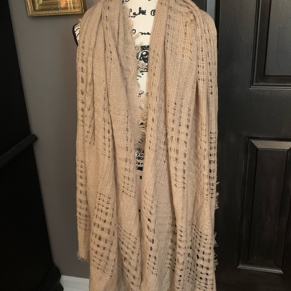 Large tan waffle scarf with fringe - Picture 3 of 3